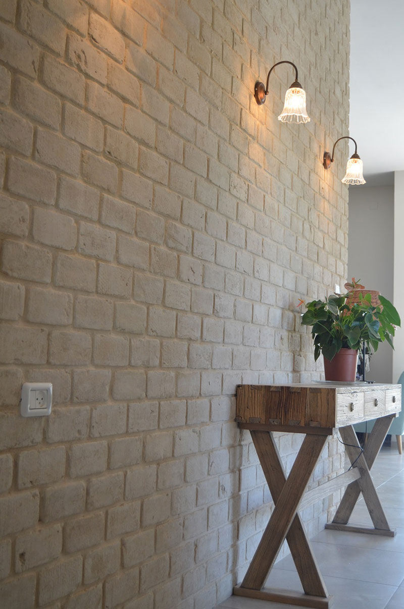 קיר בריקים לבנים